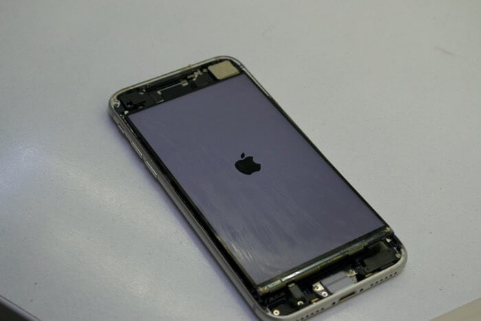 Ремонт iPhone 8 у Києві — діагностика оригінального дисплея перед заміною скла