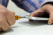 iPhone упал в воду и не включается
