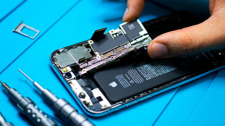 Діагностика iPhone XS якщо пристрій не вмикається — перевірка живлення, дисплея та плати в iFix