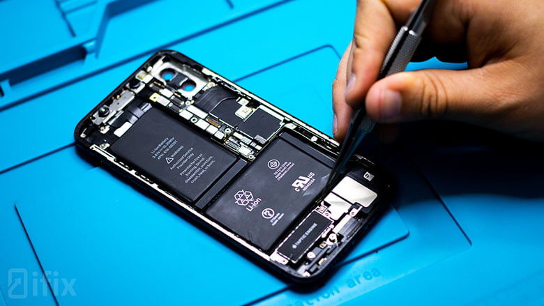 Діагностика iPhone X у Києві перед ремонтом дисплея, акумулятора чи корпусу в сервісному центрі iFix