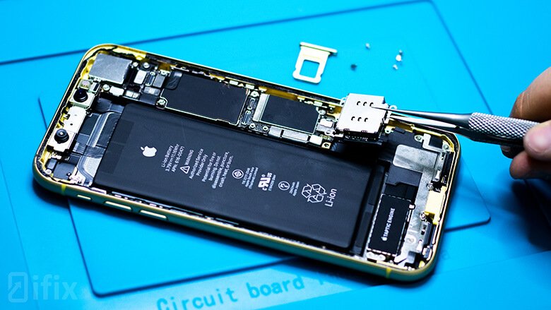 Діагностика iPhone XR після потрапляння води Діагностика iPhone XR після води у сервісному центрі iFix Київ