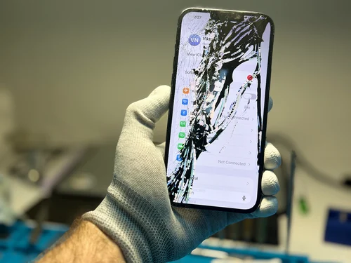 Заміна дисплея iPhone 13 Pro Max у Києві — пошкоджений екран до ремонту в iFix Розбитий дисплей iPhone 13 Pro Max перед заміною екрана в сервісному центрі iFix у Києві