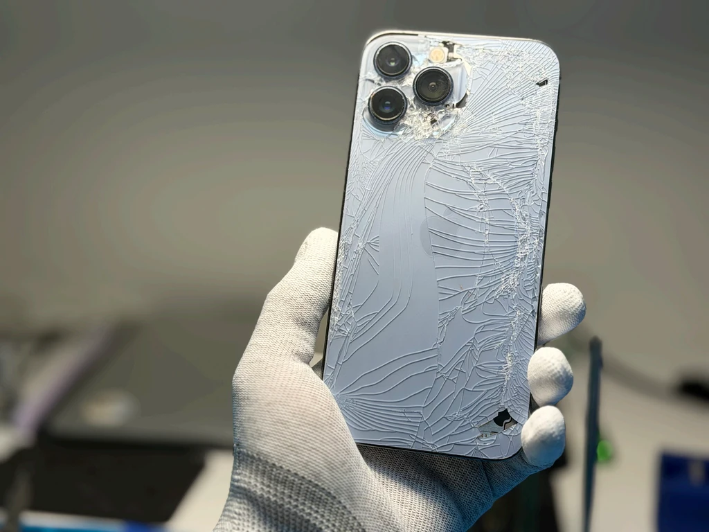 Заміна заднього скла iPhone 13 Pro Max у Києві — розбита задня панель до ремонту в iFix Розбите заднє скло iPhone 13 Pro Max перед заміною в сервісному центрі iFix у Києві