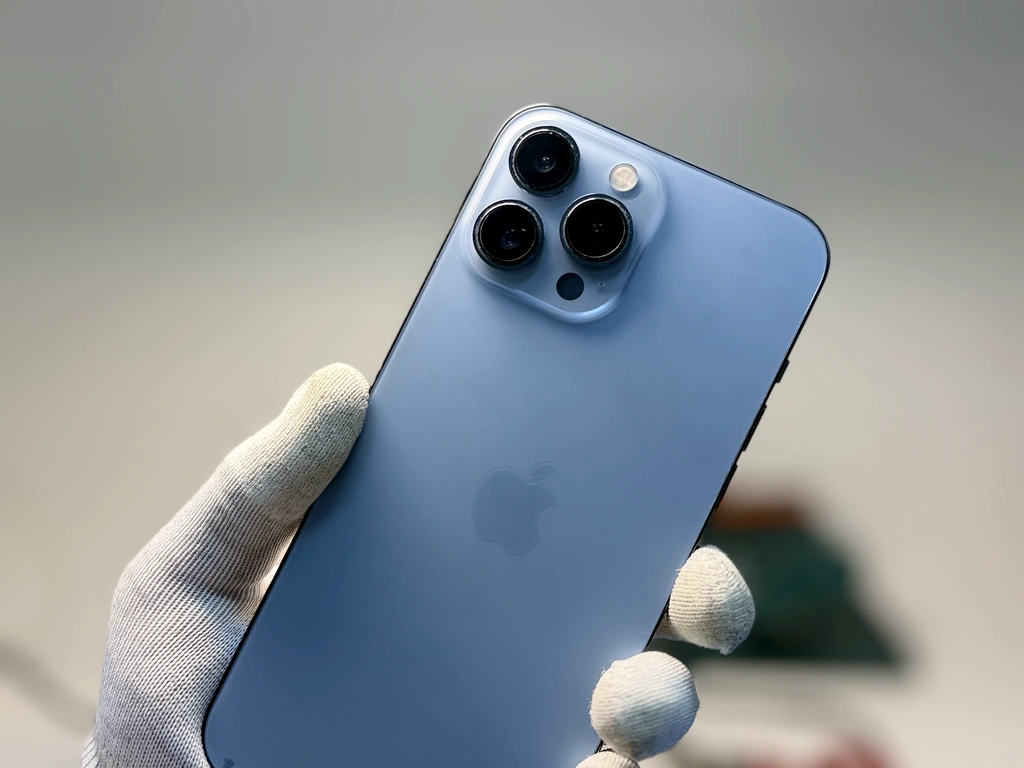 Заміна заднього скла iPhone 13 Pro Max у Києві — результат після ремонту в iFix iPhone 13 Pro Max після заміни заднього скла в сервісному центрі iFix у Києві