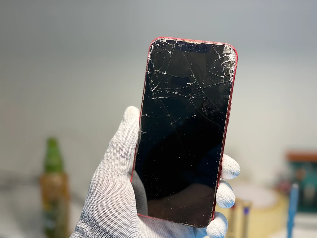 Заміна дисплея iPhone 13 Pro у Києві — пошкоджений екран до ремонту в iFix Розбитий дисплей iPhone 13 Pro перед заміною екрана в сервісному центрі iFix у Києві