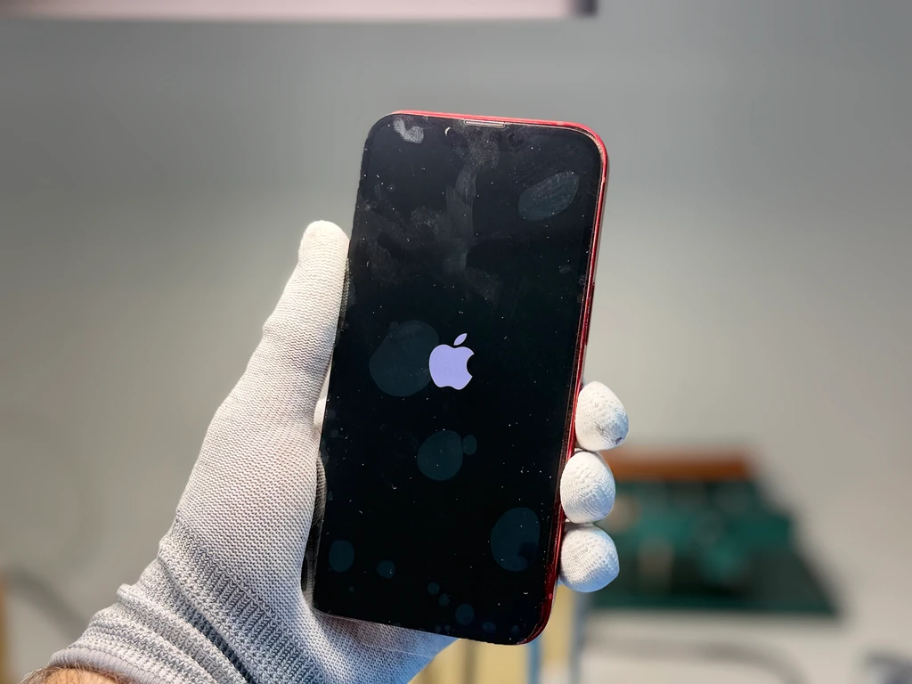 Заміна дисплея iPhone 13 Pro у Києві — перевірка екрана після ремонту в iFix iPhone 13 Pro після заміни дисплея в iFix — перевірка екрана та ввімкнення пристрою