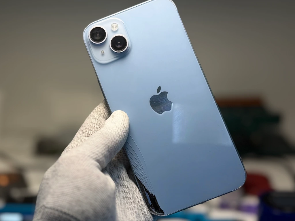 Заміна заднього скла iPhone 14 Plus у Києві — пошкоджена задня панель до ремонту в iFix Пошкоджене заднє скло iPhone 14 Plus перед заміною в сервісному центрі iFix у Києві