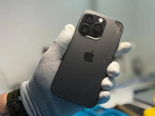 Заміна заднього скла iPhone 14 Pro — пошкодження корпуса після падіння Розбите заднє скло iPhone 14 Pro перед заміною в сервісі iFix