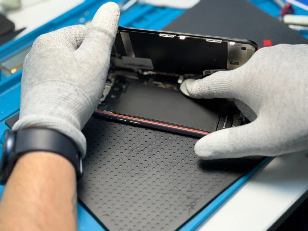 Заміна скла дисплея iPhone 11 у сервісі iFix Заміна скла iPhone 11 у Києві — сервіс iFix