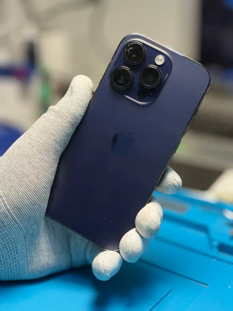 Заміна скла основної камери iPhone 14 Pro у Києві — відновлення захисту камери в iFix Заміна скла основної камери iPhone 14 Pro у сервісному центрі iFix у Києві