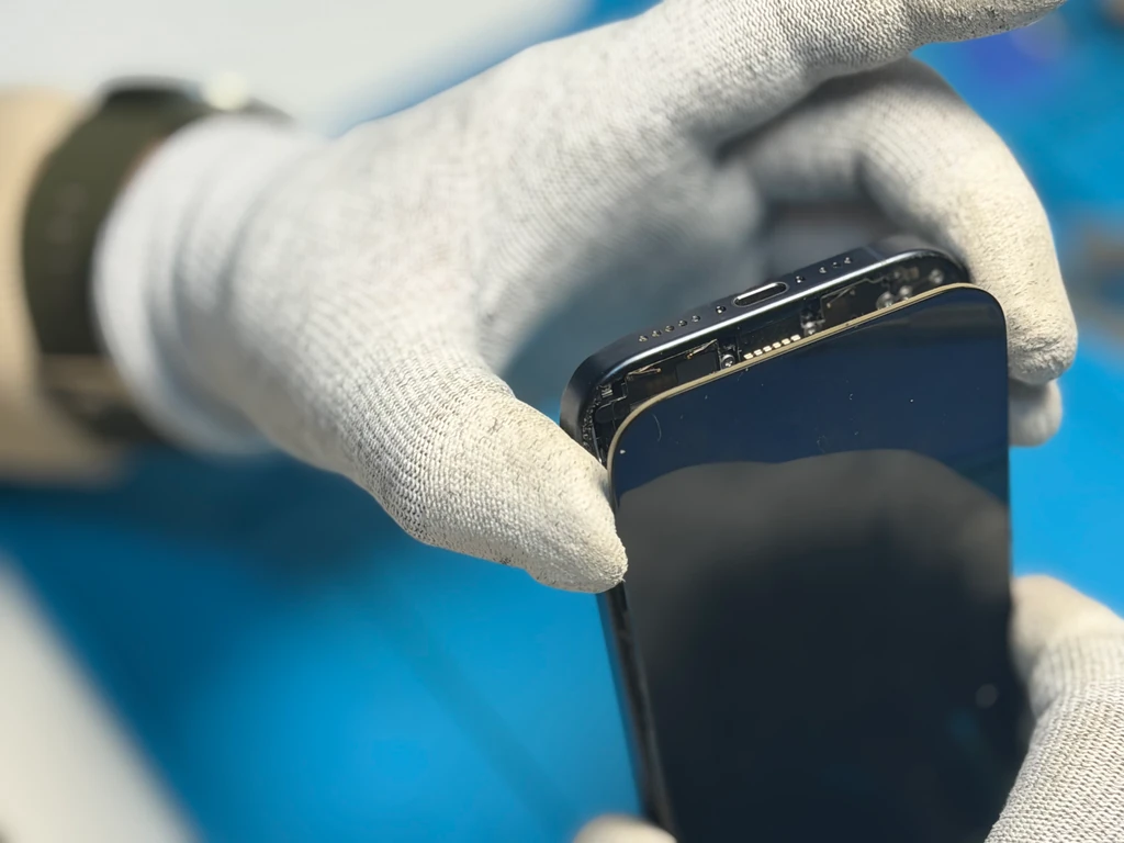 Процес заміни дисплея iPhone 14 Pro Max в iFix Процес встановлення нового дисплея iPhone 14 Pro Max у сервісному центрі iFix