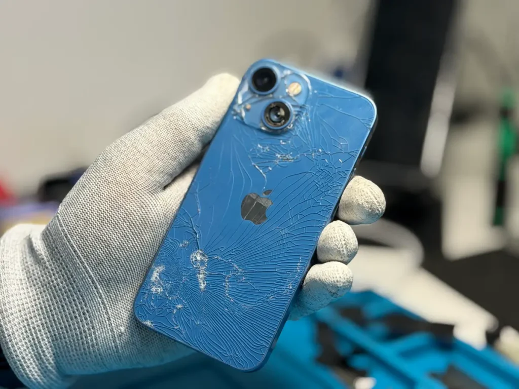 Заміна заднього скла корпусу iPhone 13 mini в iFix Заміна заднього скла корпусу iPhone 13 mini у сервісі iFix