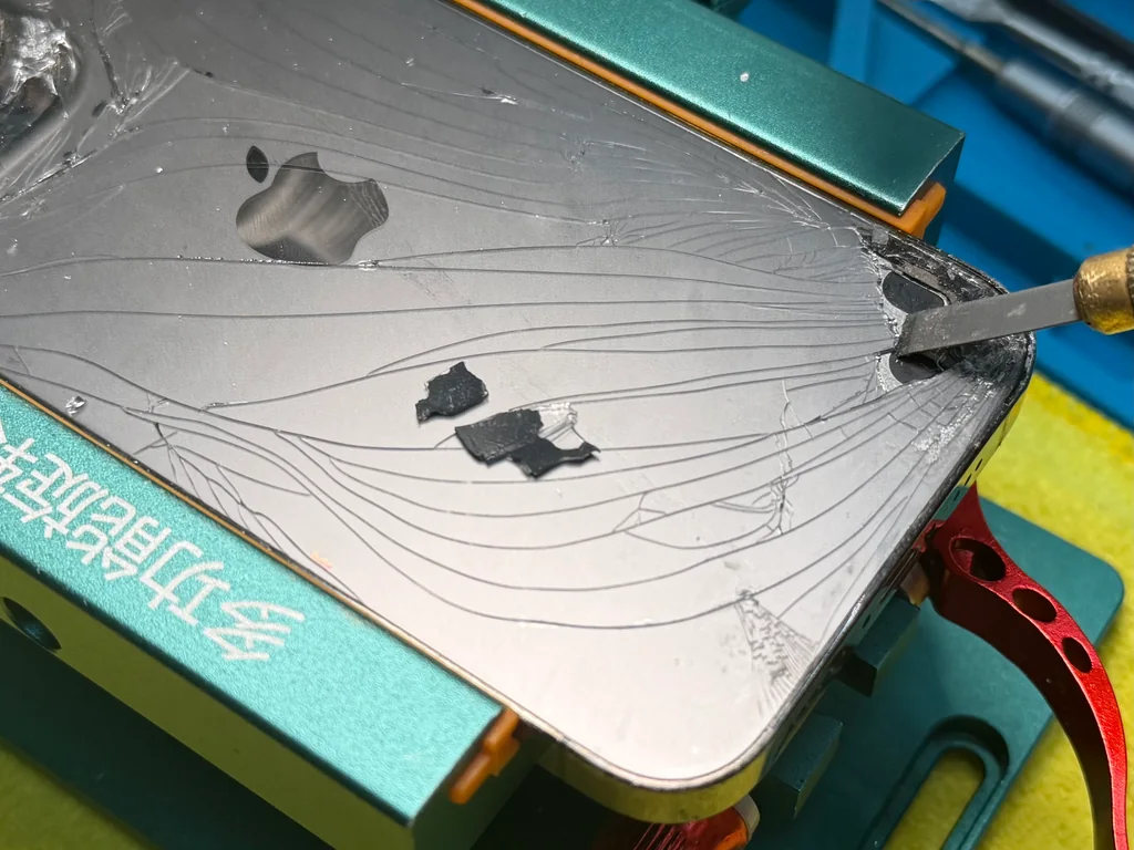 Заміна заднього скла iPhone 13 Pro — видалення пошкодженого скла корпусу Процес заміни заднього скла iPhone 13 Pro у сервісі iFix
