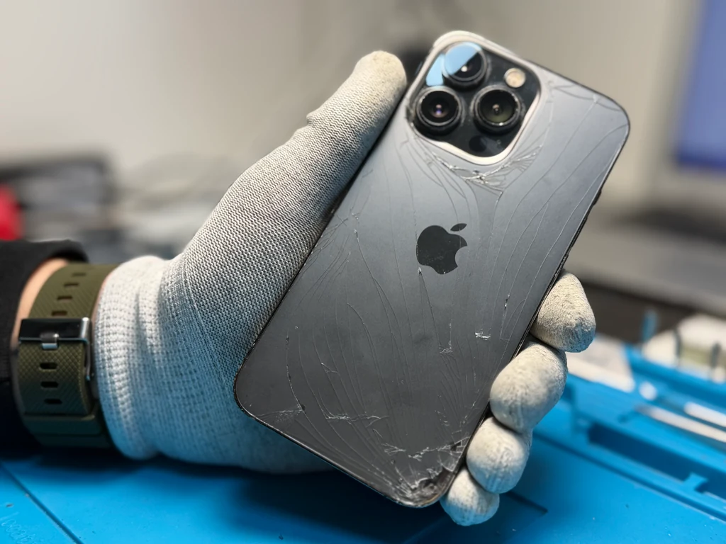 Заміна заднього скла корпусу iPhone 13 Pro у Києві — розбита задня кришка Заміна заднього скла iPhone 13 Pro — розбита задня кришка
