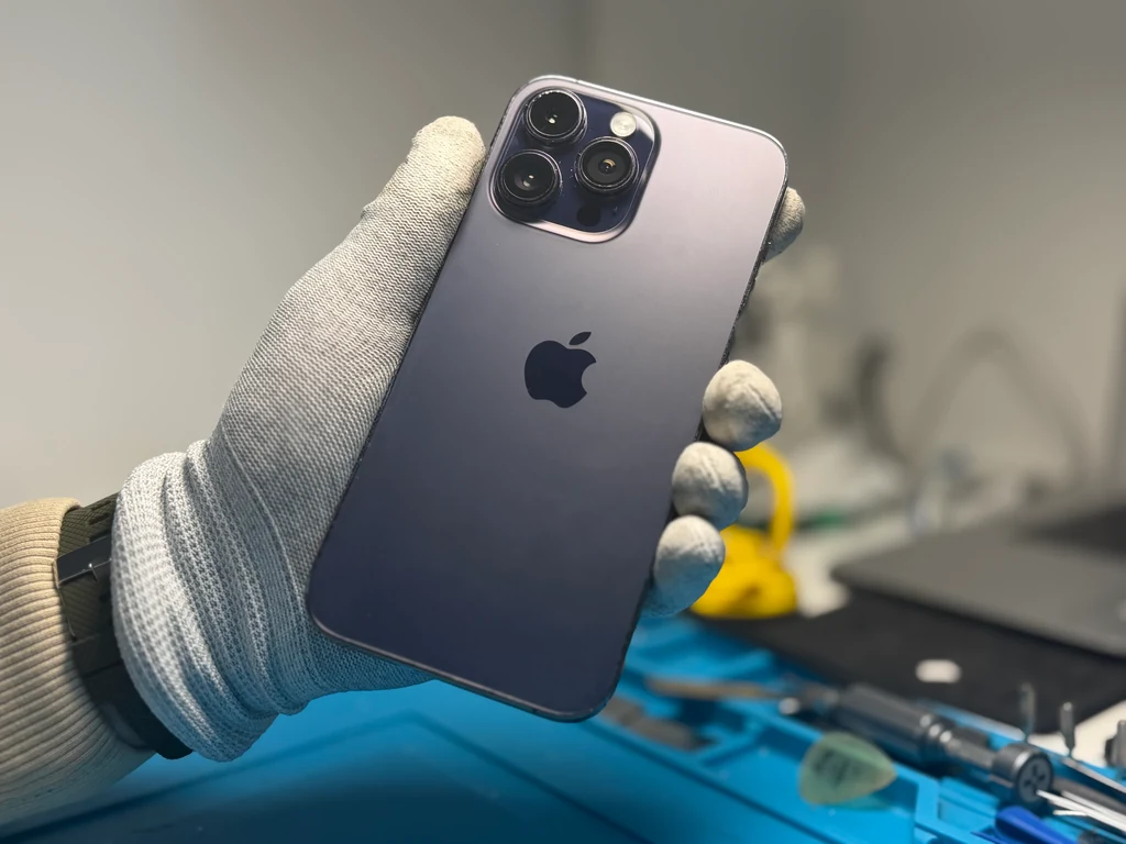 Заміна заднього скла iPhone 14 Pro Max у сервісному центрі iFix Київ Заміна заднього скла корпуса iPhone 14 Pro Max — діагностика корпуса в iFix