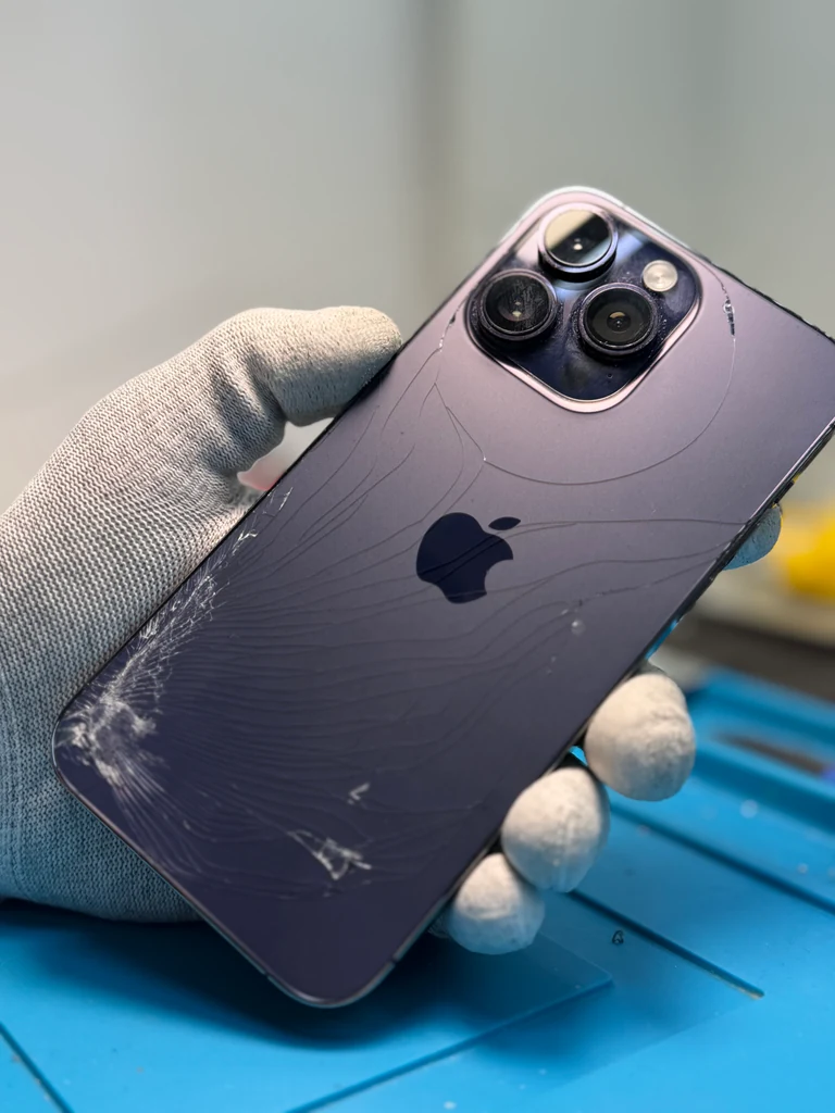 Розбита задня кришка iPhone 14 Pro Max перед заміною скла корпуса Розбита задня кришка iPhone 14 Pro Max перед заміною заднього скла корпуса в iFix