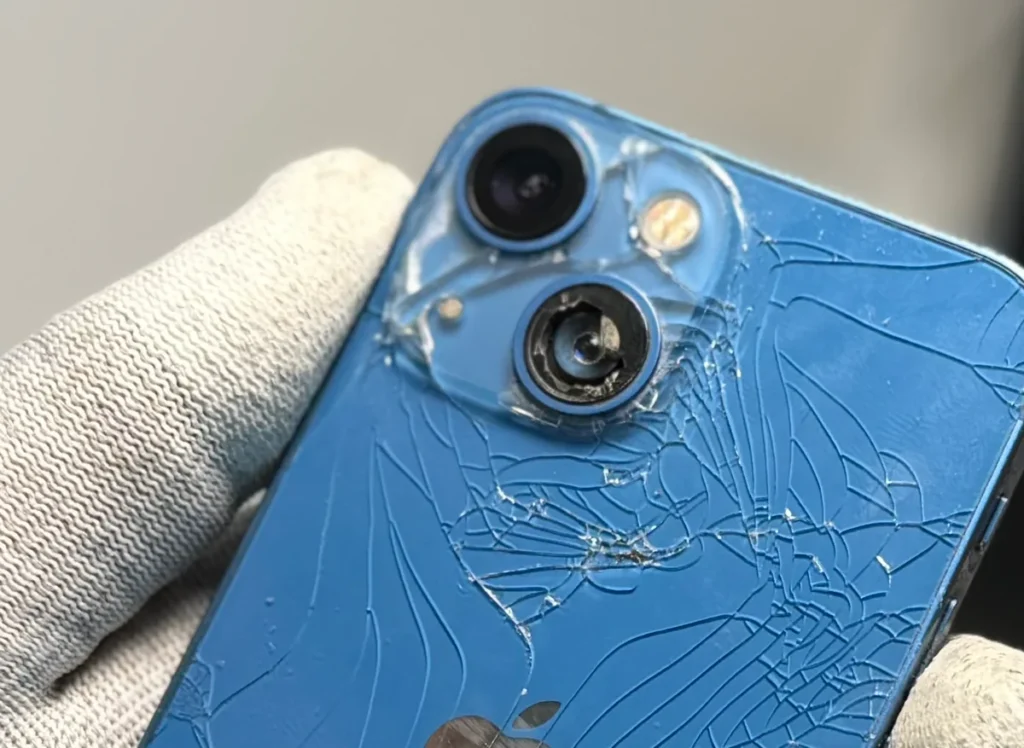 Заміна скла основної камери iPhone 13 mini в iFix Заміна скла основної камери iPhone 13 mini у сервісі iFix