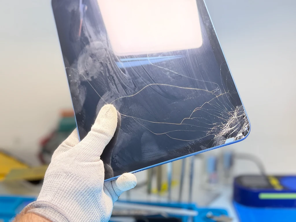 Заміна сенсорного скла iPad 10 2022 у Києві — тріщини до ремонту в iFix iPad 10 2022 із тріщинами на сенсорному склі перед заміною в сервісному центрі iFix у Києві