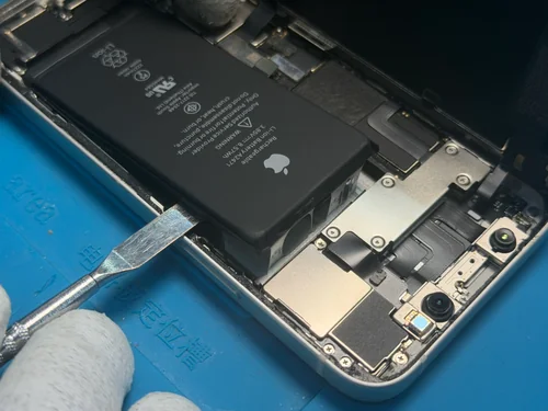 Процес заміни акумулятора iPhone 12 mini в iFix Процес заміни акумулятора iPhone 12 mini у сервісі iFix