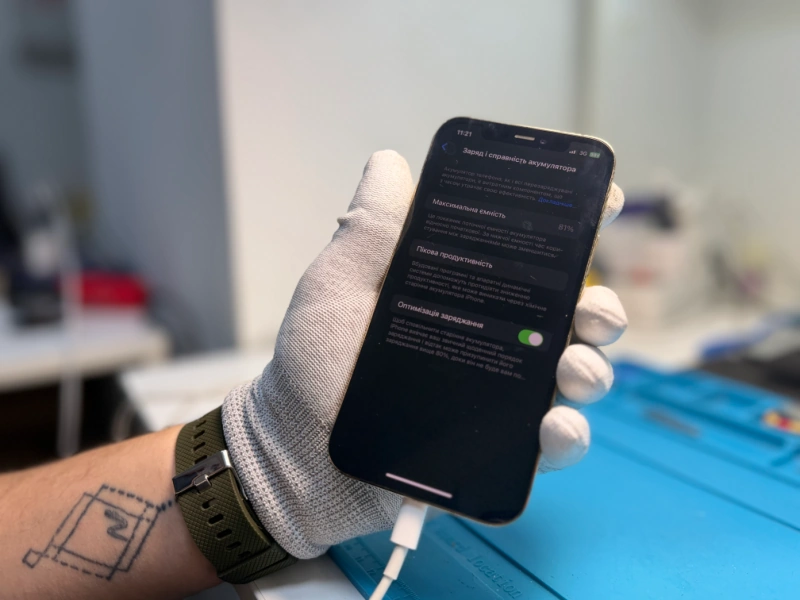 Перевірка стану акумулятора iPhone 12 Pro після діагностики Перевірка стану акумулятора iPhone 12 Pro перед заміною батареї в iFix