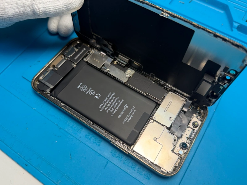 Заміна акумулятора iPhone 12 Pro у процесі ремонту Процес заміни акумулятора iPhone 12 Pro у сервісі iFix