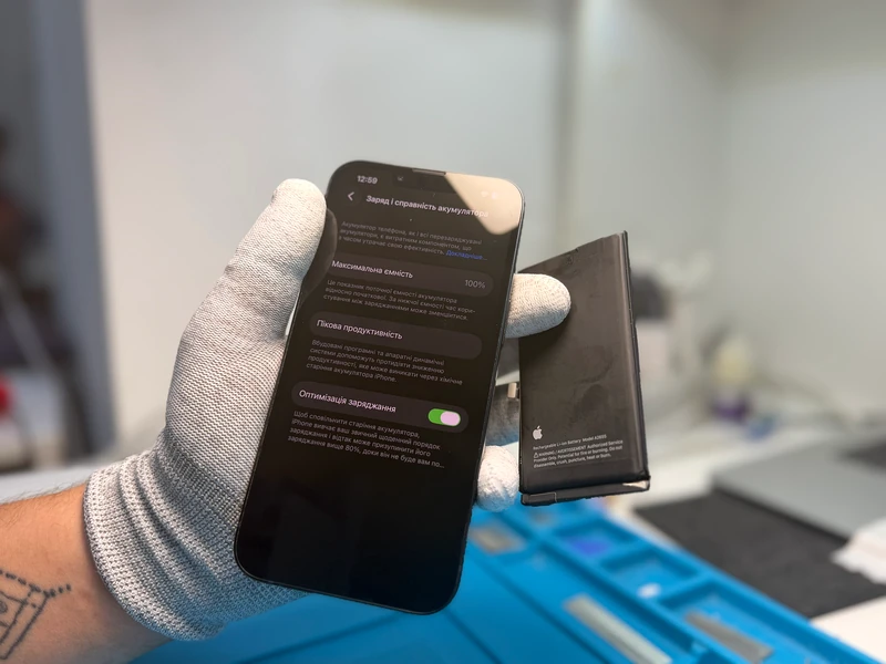 iPhone 13 після заміни акумулятора в iFix iPhone 13 після заміни акумулятора та перевірки батареї в iFix