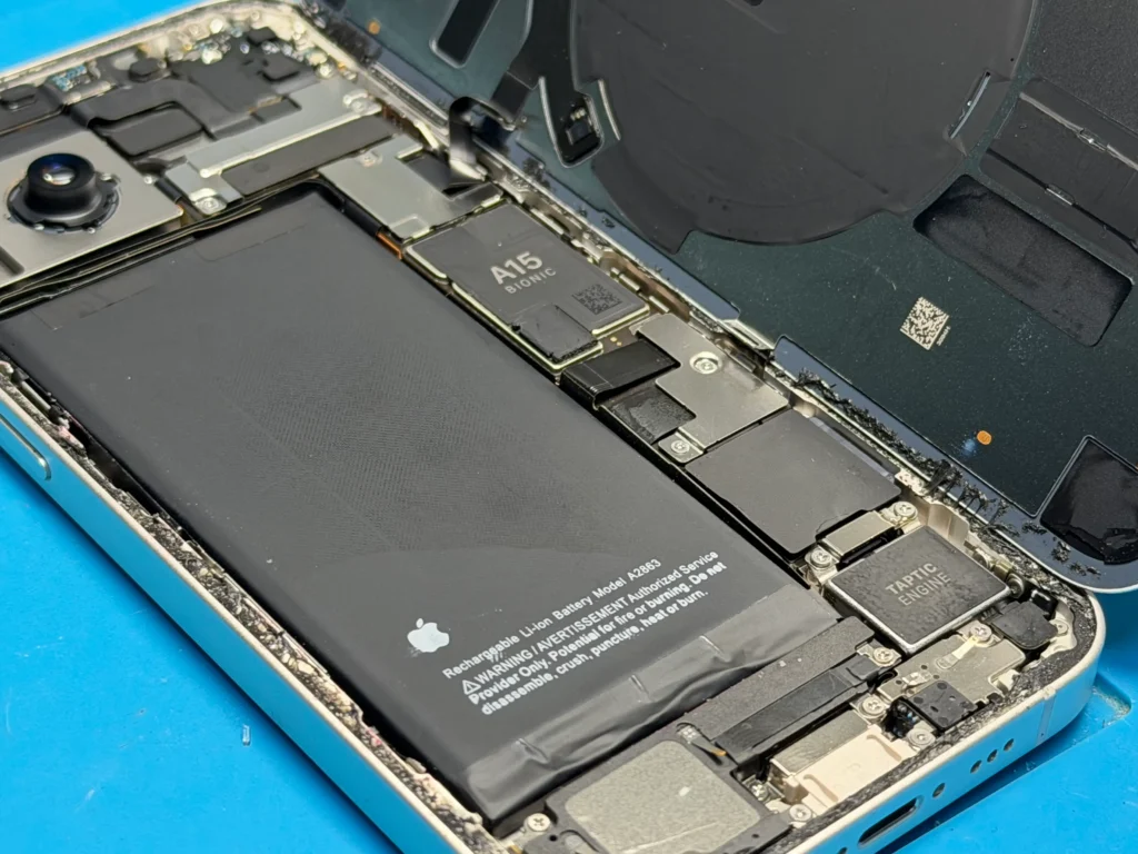 Діагностика акумулятора iPhone 14 перед заміною батареї в iFix Діагностика акумулятора iPhone 14 у сервісному центрі iFix у Києві — перевірка Battery Health, зарядки та системи живлення