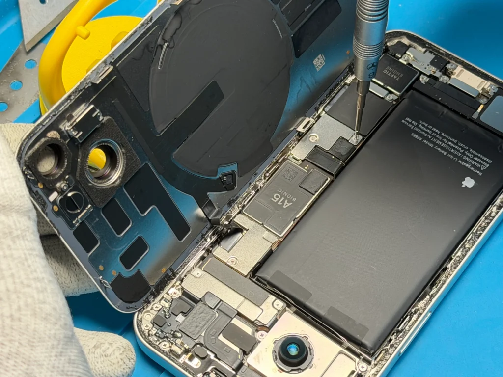 Процес заміни акумулятора iPhone 14 у сервісному центрі iFix Заміна акумулятора iPhone 14 у сервісному центрі iFix — встановлення нової батареї та перевірка після ремонту