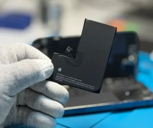 Заміна акумулятора iPhone 14 Pro у Києві — діагностика та ремонт в iFix Процес заміни акумулятора iPhone 14 Pro у сервісному центрі iFix у Києві