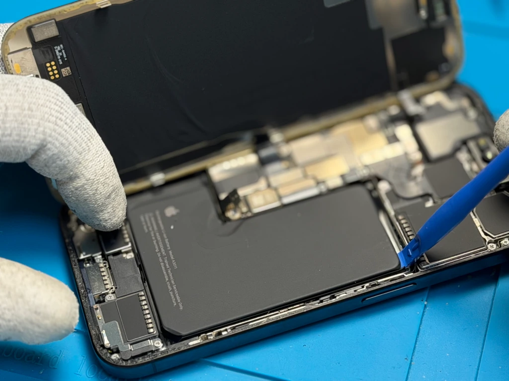 Заміна батареї iPhone 14 Pro Max — процес ремонту в iFix Київ Процес заміни акумулятора iPhone 14 Pro Max у сервісі iFix