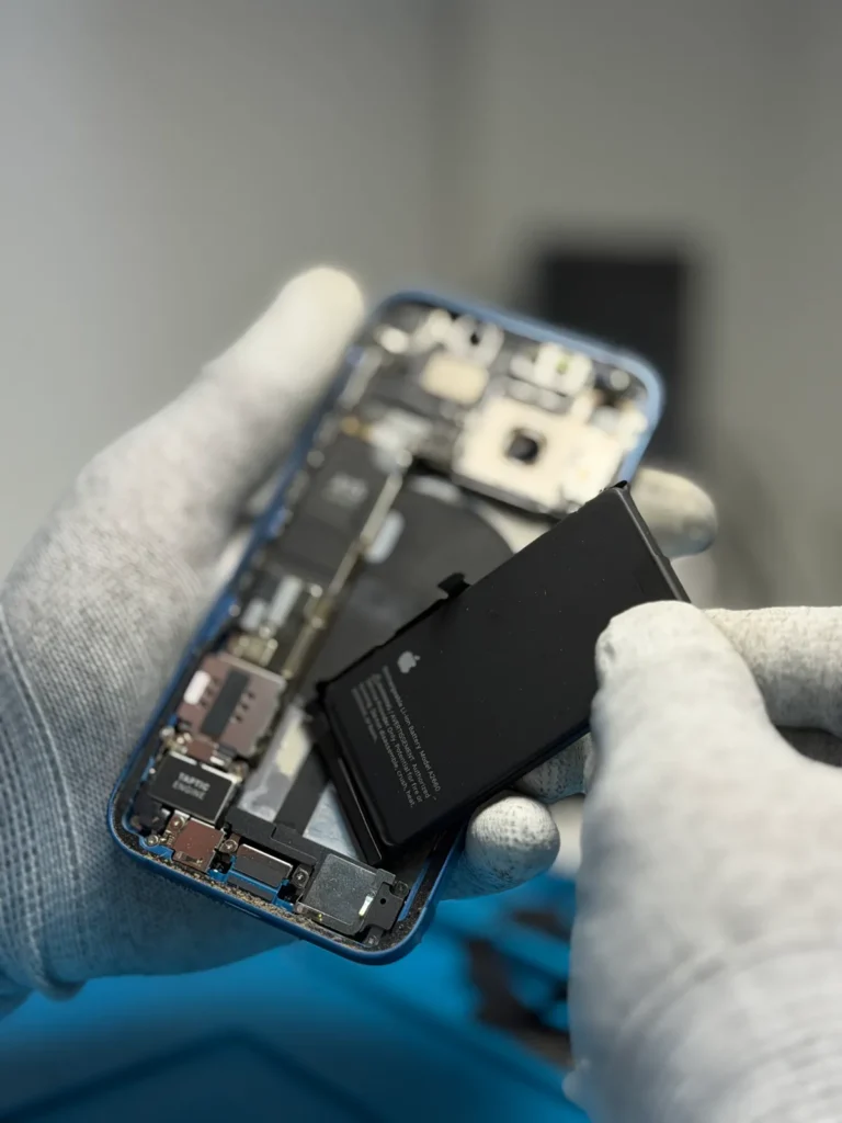 Заміна акумулятора iPhone 13 mini в iFix Заміна акумулятора iPhone 13 mini у сервісі iFix