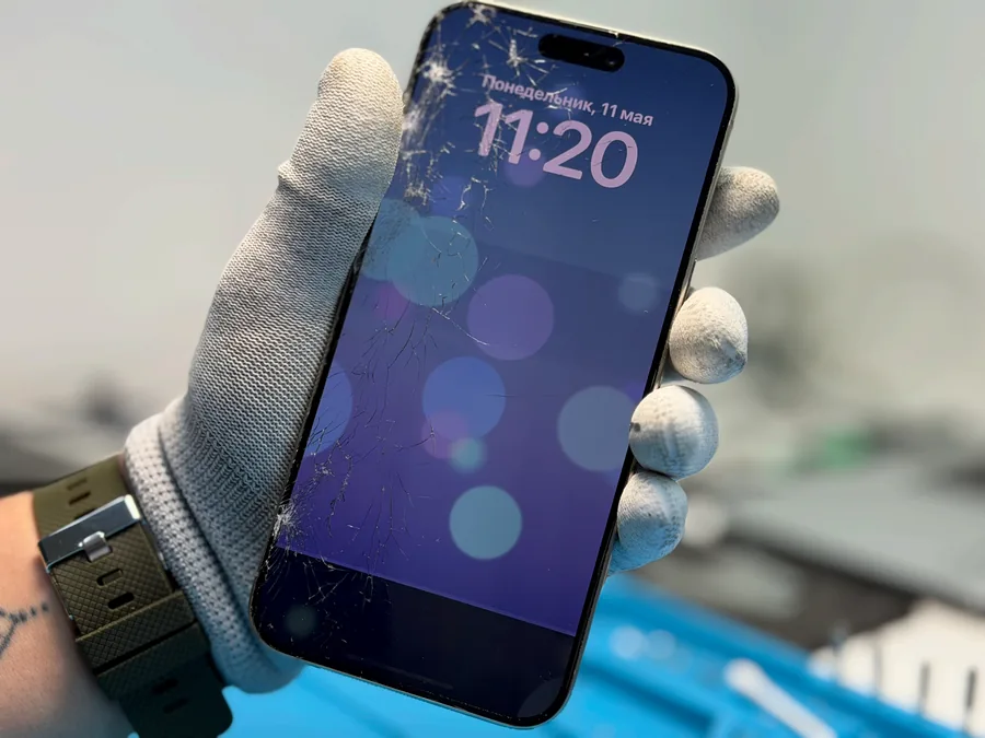 Діагностика екрана iPhone 15 Pro Max перед заміною дисплея Діагностика пошкодженого екрана iPhone 15 Pro Max в iFix