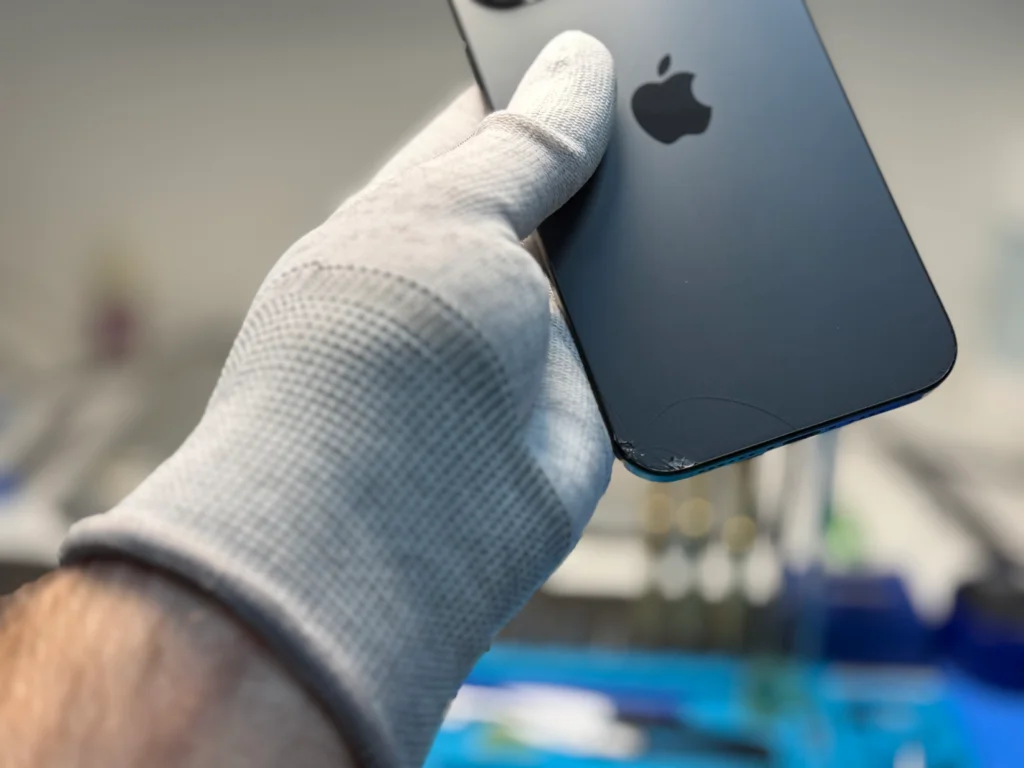 Пошкоджене заднє скло iPhone 15 Pro Max перед ремонтом Пошкоджене заднє скло iPhone 15 Pro Max перед заміною в iFix