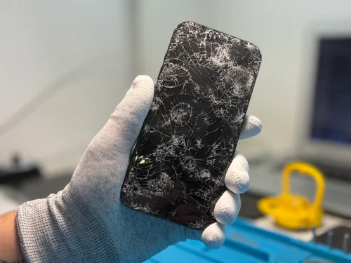 iPhone 15 Pro із розбитим екраном до заміни дисплея в iFix iPhone 15 Pro із розбитим екраном перед заміною дисплея в iFix