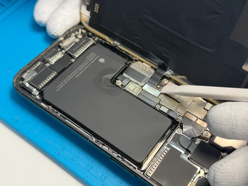 Діагностика iPhone 15 Pro перед заміною дисплея в iFix Діагностика iPhone 15 Pro перед заміною дисплея в сервісі iFix