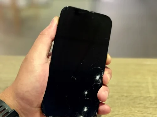Пошкоджений дисплей iPhone 15 перед заміною в iFix Пошкоджений дисплей iPhone 15 зі смугами та плямами перед заміною в iFix