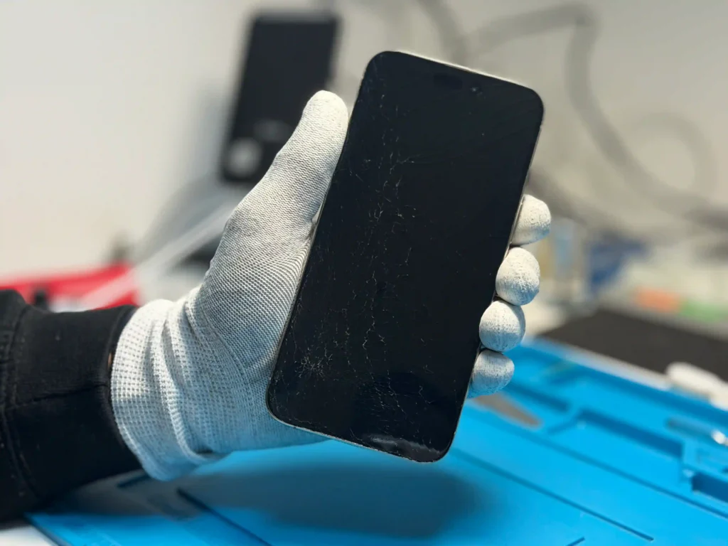 Заміна скла дисплея iPhone 15 Pro Max у Києві Заміна скла дисплея iPhone 15 Pro Max у Києві — процес ремонту в iFix