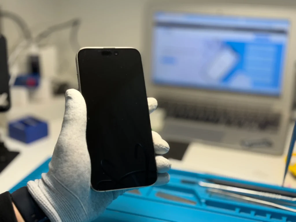 iPhone 15 Pro Max після заміни скла у Києві — результат ремонту iFix iPhone 15 Pro Max після заміни скла дисплея у Києві — результат ремонту в сервісному центрі iFix