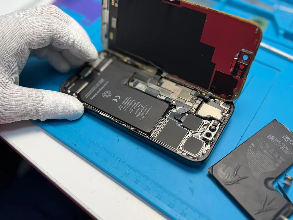 Заміна акумулятора iPhone 15 Pro — процес ремонту в iFix Заміна акумулятора iPhone 15 Pro у сервісному центрі iFix