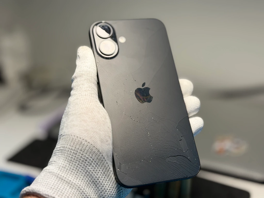 Заміна заднього скла iPhone 16 Plus у Києві — розбита задня панель до ремонту в iFix Розбите заднє скло iPhone 16 Plus перед заміною в сервісному центрі iFix у Києві