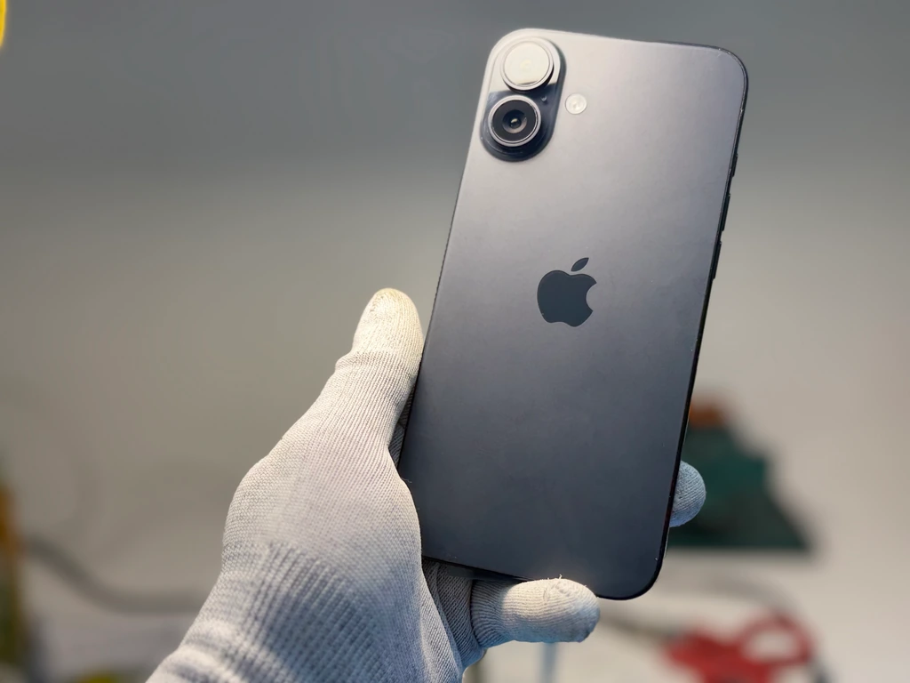 Заміна заднього скла iPhone 16 Plus у Києві — результат після ремонту в iFix iPhone 16 Plus після заміни заднього скла в сервісному центрі iFix у Києві