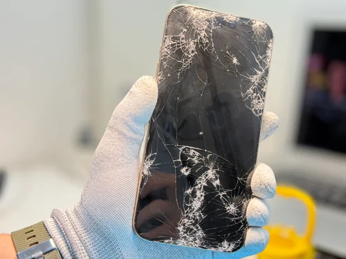 Пошкоджений дисплей iPhone 16 Pro Max перед заміною Пошкоджений дисплей iPhone 16 Pro Max перед заміною в iFix
