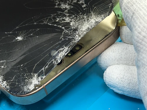 Пошкоджене скло дисплея iPhone 16 Pro Max перед заміною Пошкоджене скло дисплея iPhone 16 Pro Max перед заміною в iFix