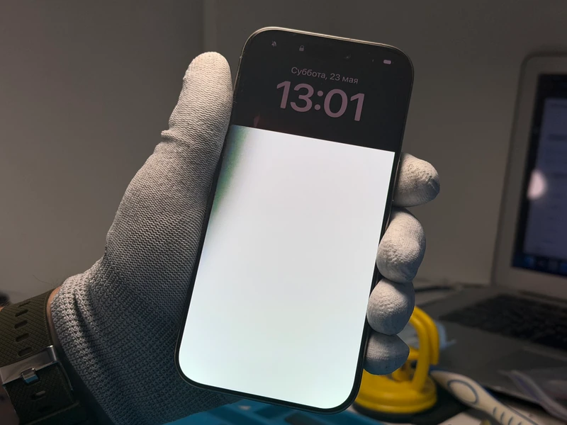 Діагностика дисплея iPhone 16 Pro перед заміною Діагностика пошкодженого дисплея iPhone 16 Pro перед заміною в iFix