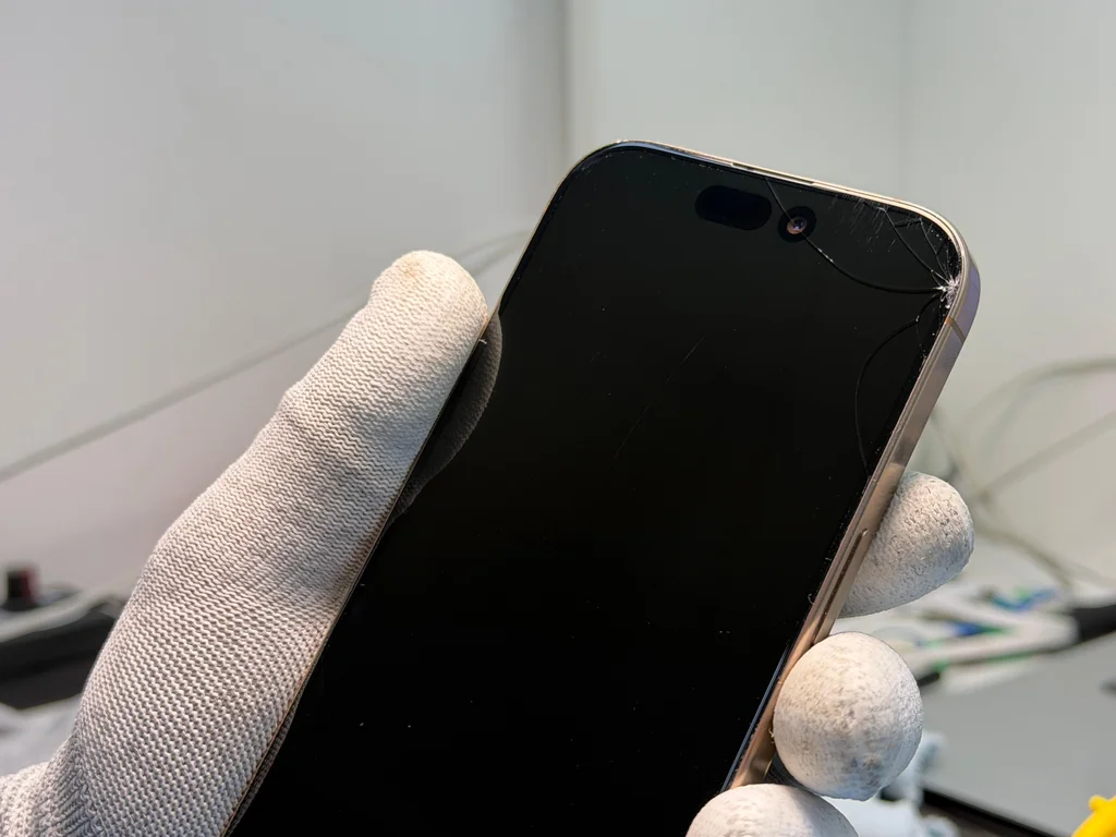 Заміна скла дисплея iPhone 16 Pro — діагностика пошкодження Заміна скла дисплея iPhone 16 Pro у сервісі iFix
