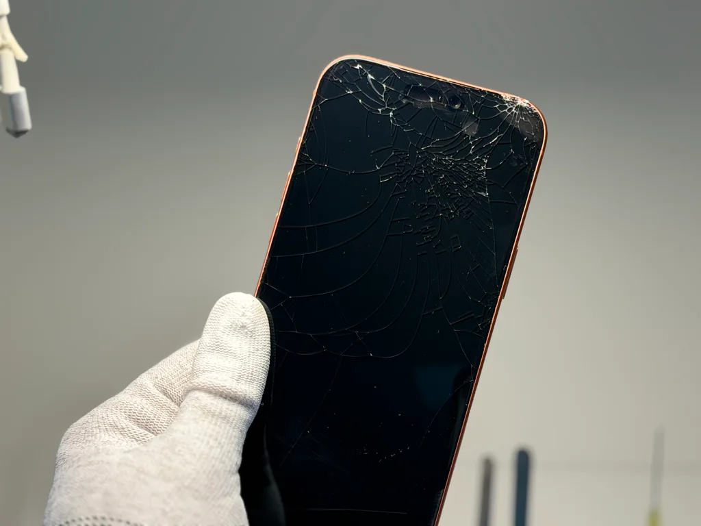 Заміна дисплея iPhone 17 Pro Max у Києві — пошкоджений екран до ремонту в iFix Розбитий дисплей iPhone 17 Pro Max перед заміною екрана в сервісному центрі iFix у Києві