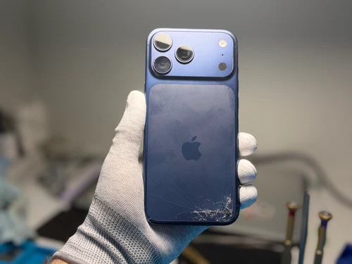 Заміна заднього скла iPhone 17 Pro Max у Києві — розбита задня панель до ремонту в iFix Розбите заднє скло iPhone 17 Pro Max перед заміною в сервісному центрі iFix у Києві