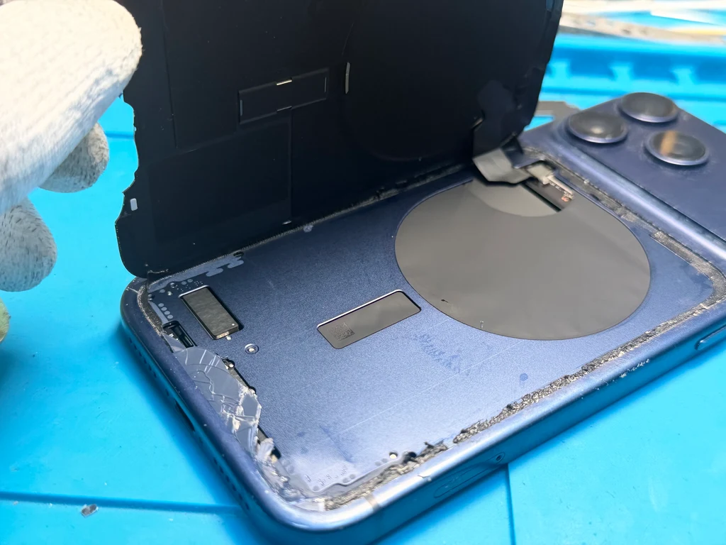 Заміна заднього скла iPhone 17 Pro Max у Києві — процес ремонту корпуса в iFix Процес заміни заднього скла iPhone 17 Pro Max у сервісному центрі iFix у Києві