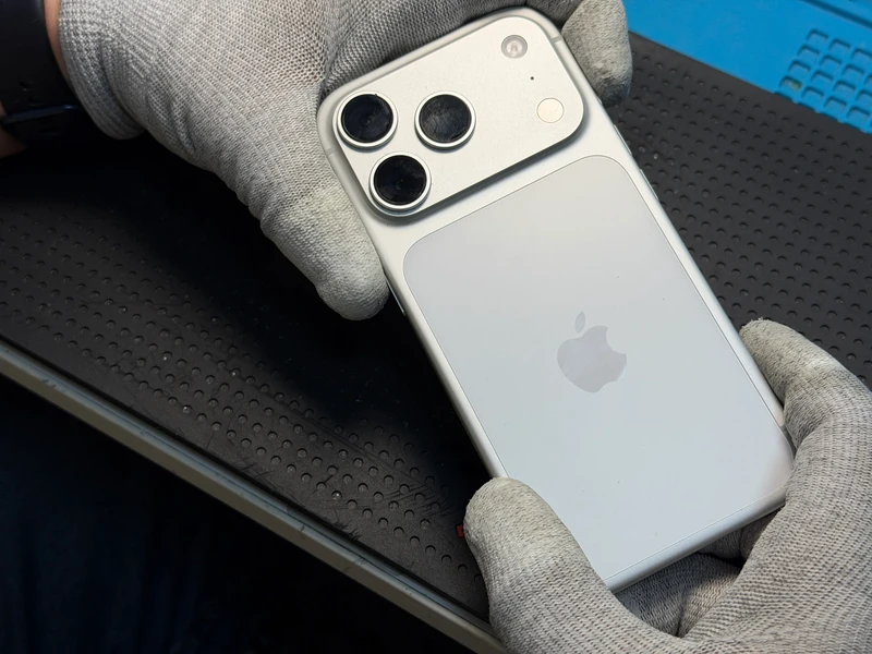 iPhone 17 Pro після заміни заднього скла корпусу iPhone 17 Pro після заміни заднього скла корпусу в iFix
