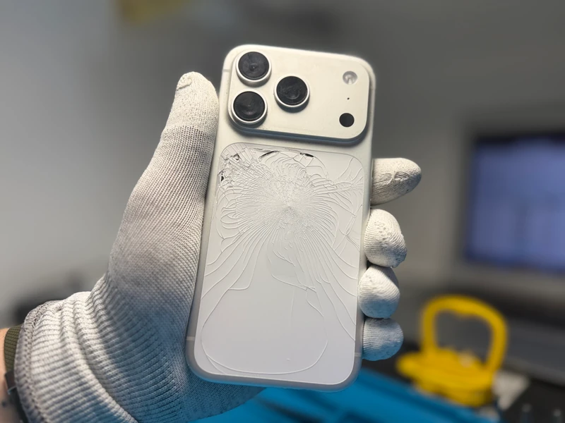 iPhone 17 Pro до заміни заднього скла корпусу iPhone 17 Pro з розбитим заднім склом корпусу до ремонту в iFix